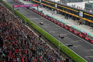 F1赛场再起风云：江畔风暴队惊险晋级雪域烈马队，赛场气氛火爆防线高度稳定(f1赛道风云)