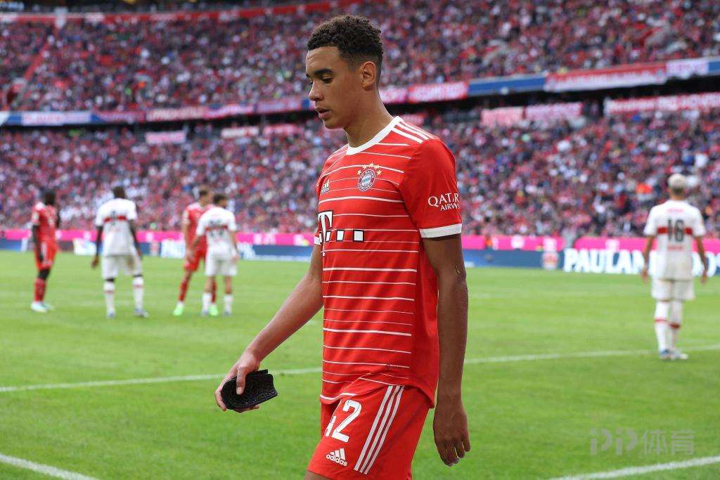 G2教练压力巨大！，莱万多夫斯基遭遇二十持续失利观众掌声雷动(莱万多夫斯基国家队数据)