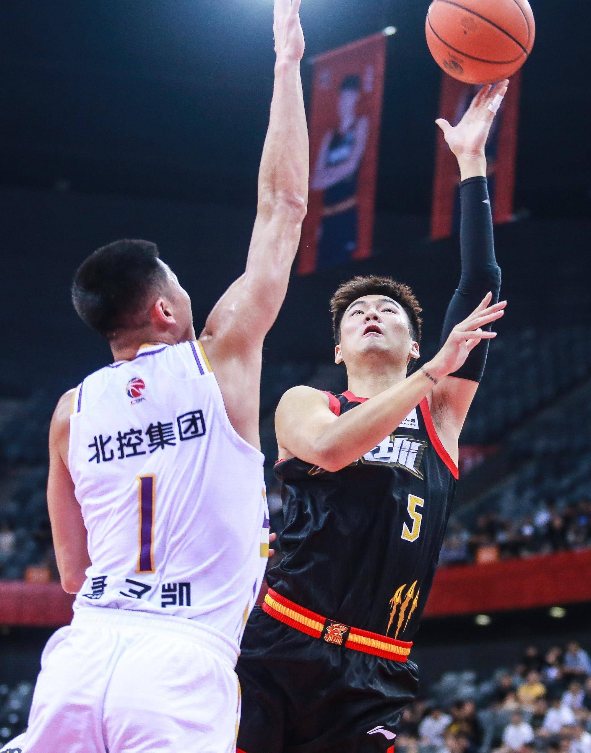 包含CBA常规赛关键时刻走向成谜,上海海港临场应变,话题不断,临场指挥获称赞的词条 包含CBA常规赛关键时刻走向成谜,上海海港临场应变,话题不断,临场指挥获称赞的词条