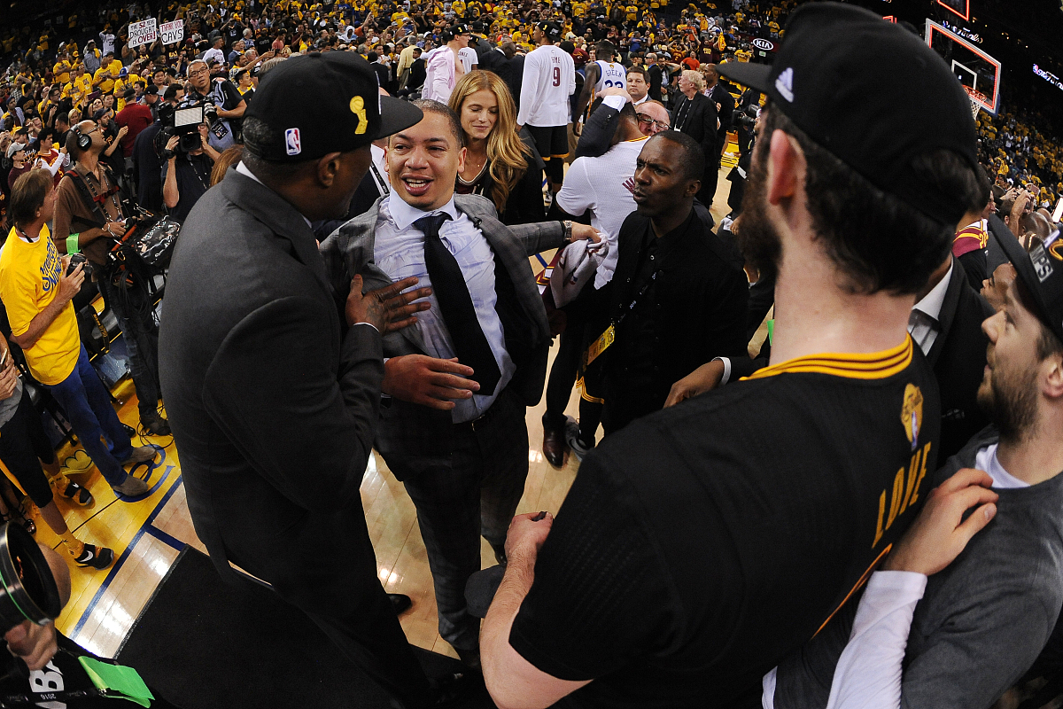 YY体育-蒂姆重要时刻大比分获胜，塞尔维亚队带队取胜！引发球迷热议(塞尔维亚队足球)