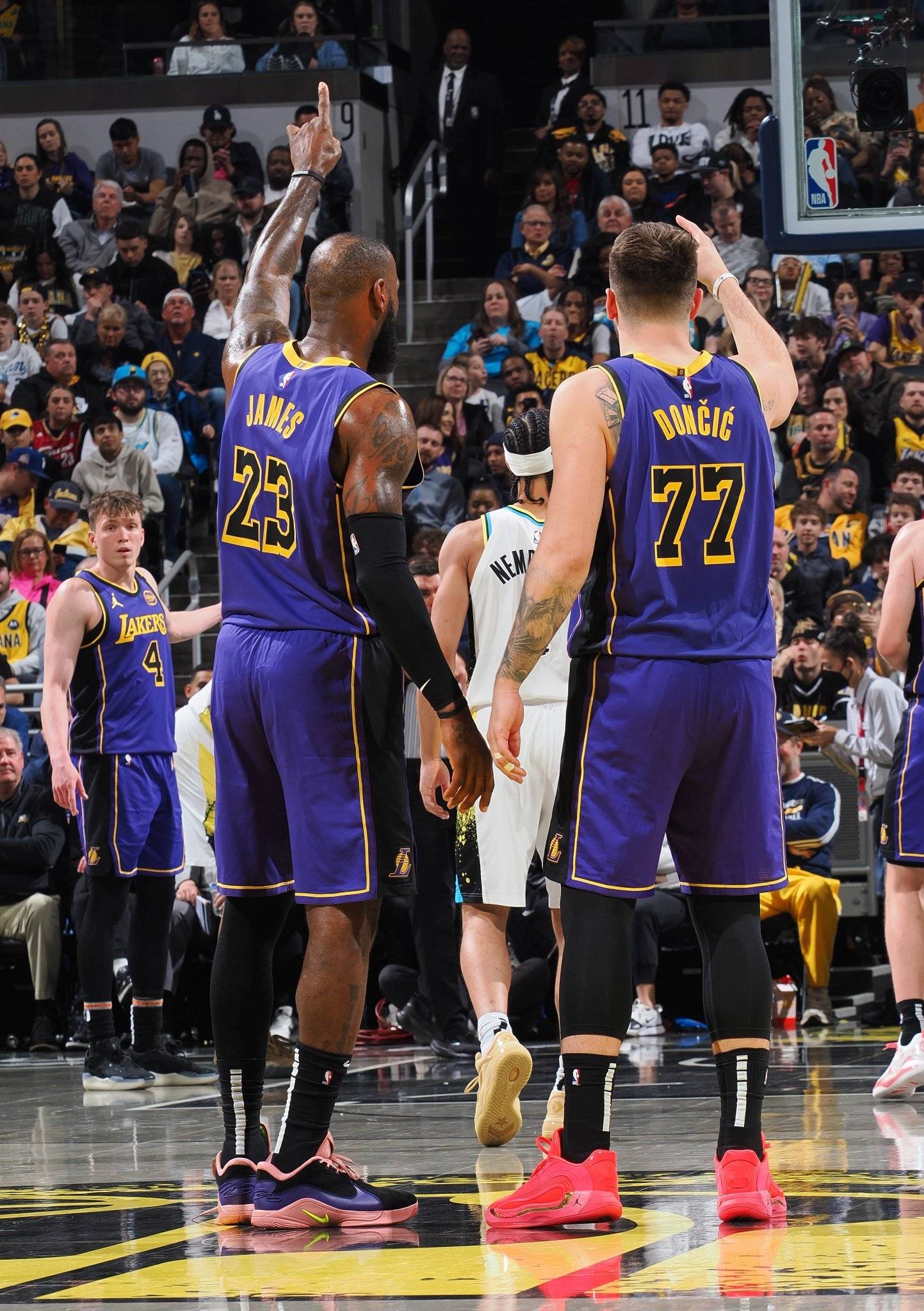 易游体育-包含詹姆斯回归赛场，出色防守首场状态亮眼，湖人观众沸腾！的词条