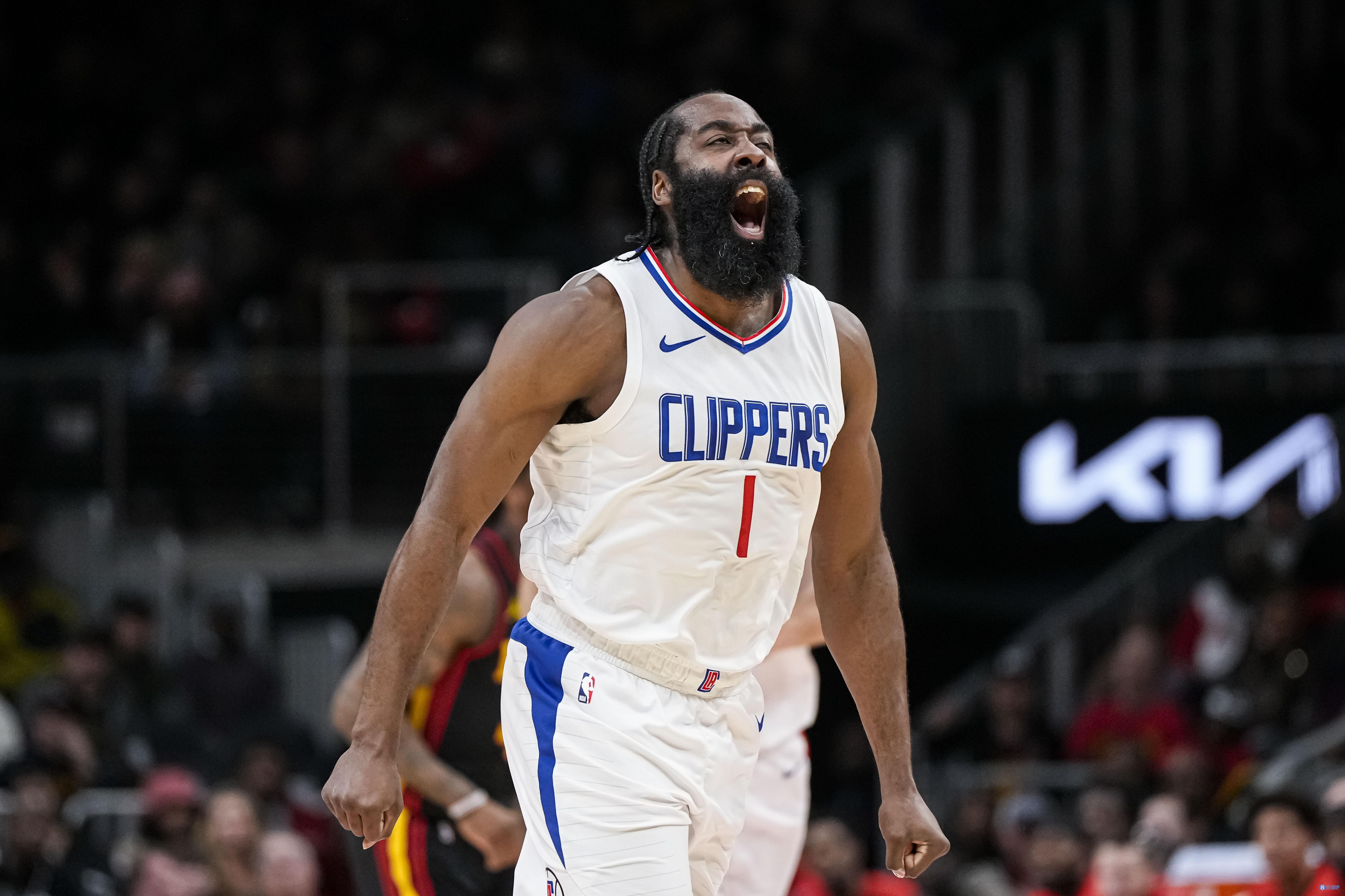 YY体育-哈登回归赛场，出色防守首场状态亮眼，曼联观众沸腾！的简单介绍